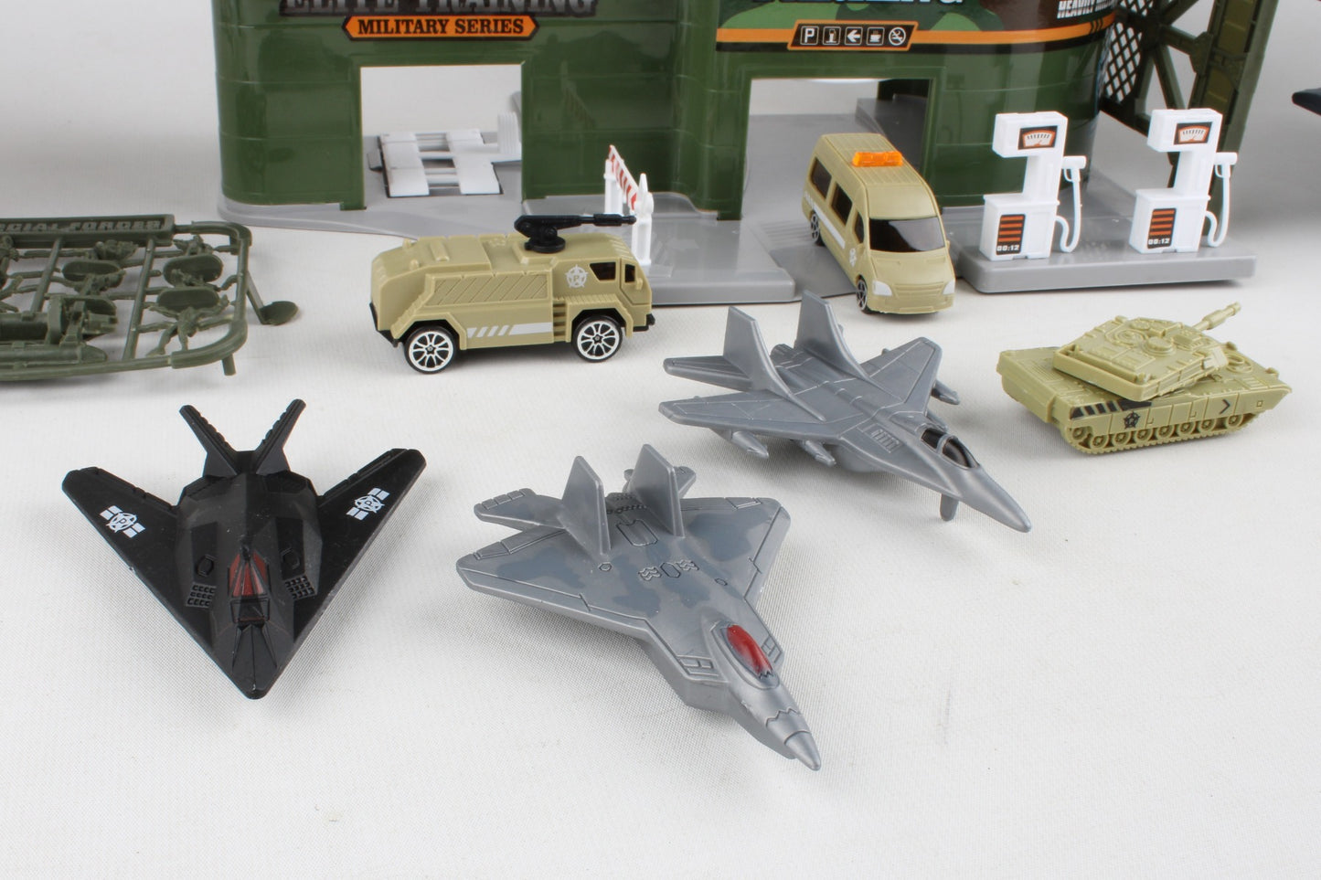 THE MILITARY BASE PLAY SET - SPECIAL FORCES