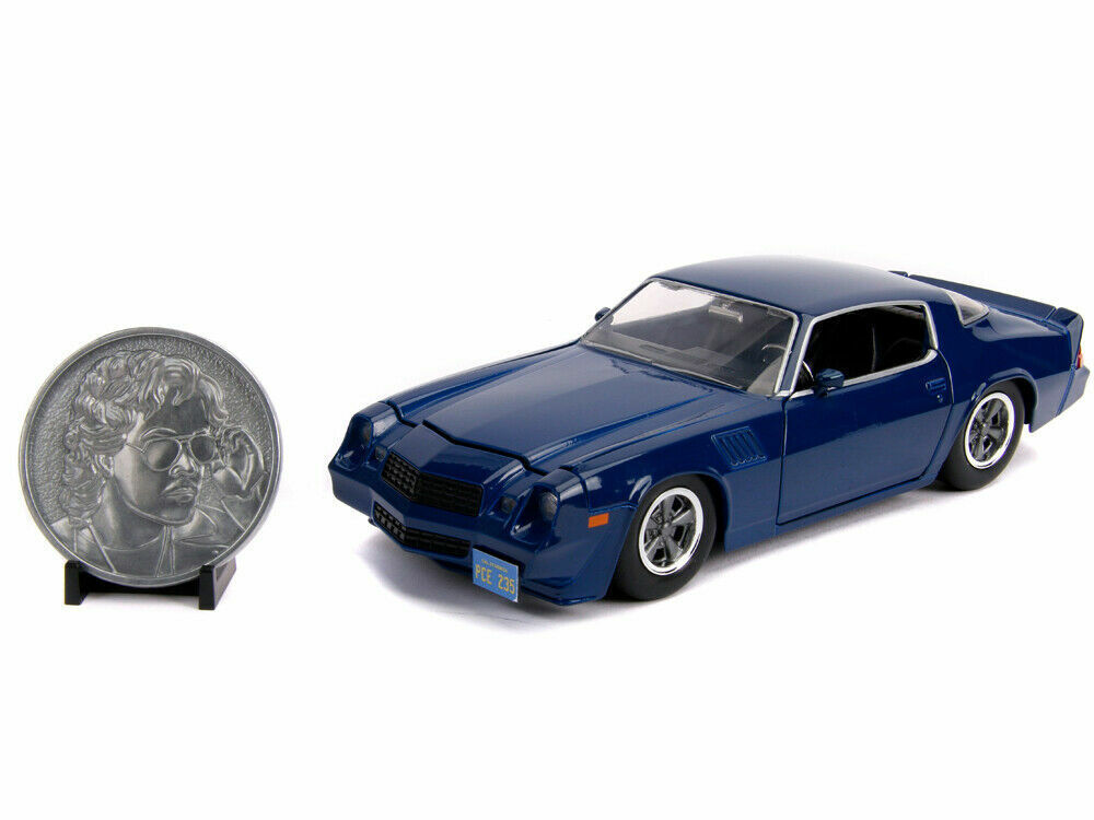 CHEVY CAMARO Z28 DE BILLY A ESCALA 1/24 CON MONEDA COLECCIONABLE - STRANGER THINGS