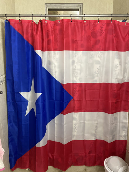 Cortina de baño con la bandera de Puerto Rico.