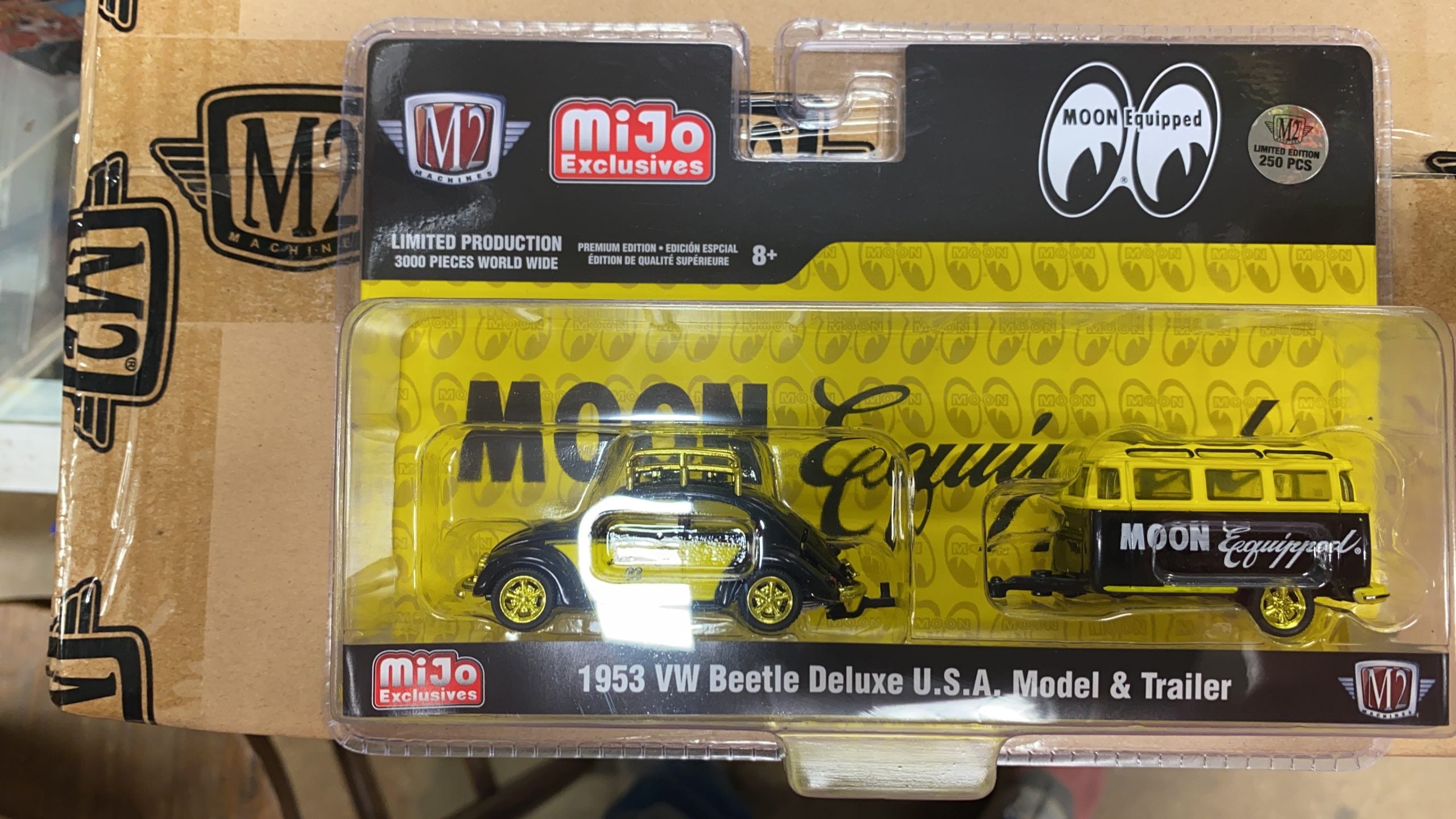 1:64 1953 VW Beetle Deluxe U.S.A. Model & Trailer "Chase Car " Limitado a 250 pcs.