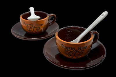 JUEGO DE CAFÉ DE CERÁMICA (2 PLATOS/2 TAZAS/2 CUCHARAS CON REJILLA)
