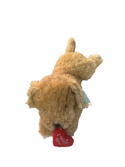 PERRO DE PELUCHE CON CORAZÓN EN LA BOCA.