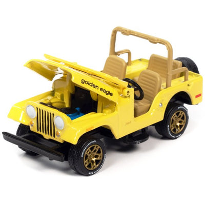 JEEP CJ-5 AMARILLO CON GRÁFICOS GOLDEN EAGLE, ESCALA 1/64 - COLECCIÓN CLASSIC GOLD