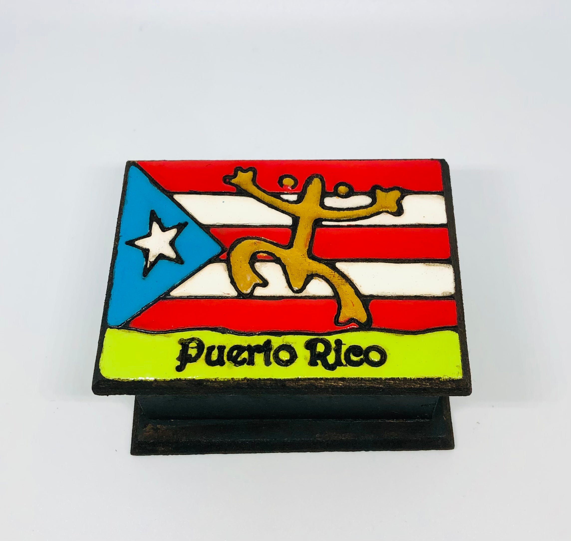 Cofre mediano de madera con bandera de Puerto Rico y coquí taíno