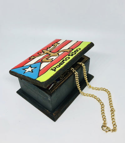 Cofre mediano de madera con bandera de Puerto Rico y coquí taíno