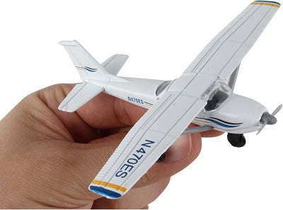 Pista 24 - CESSNA 172 (azul/blanco) 