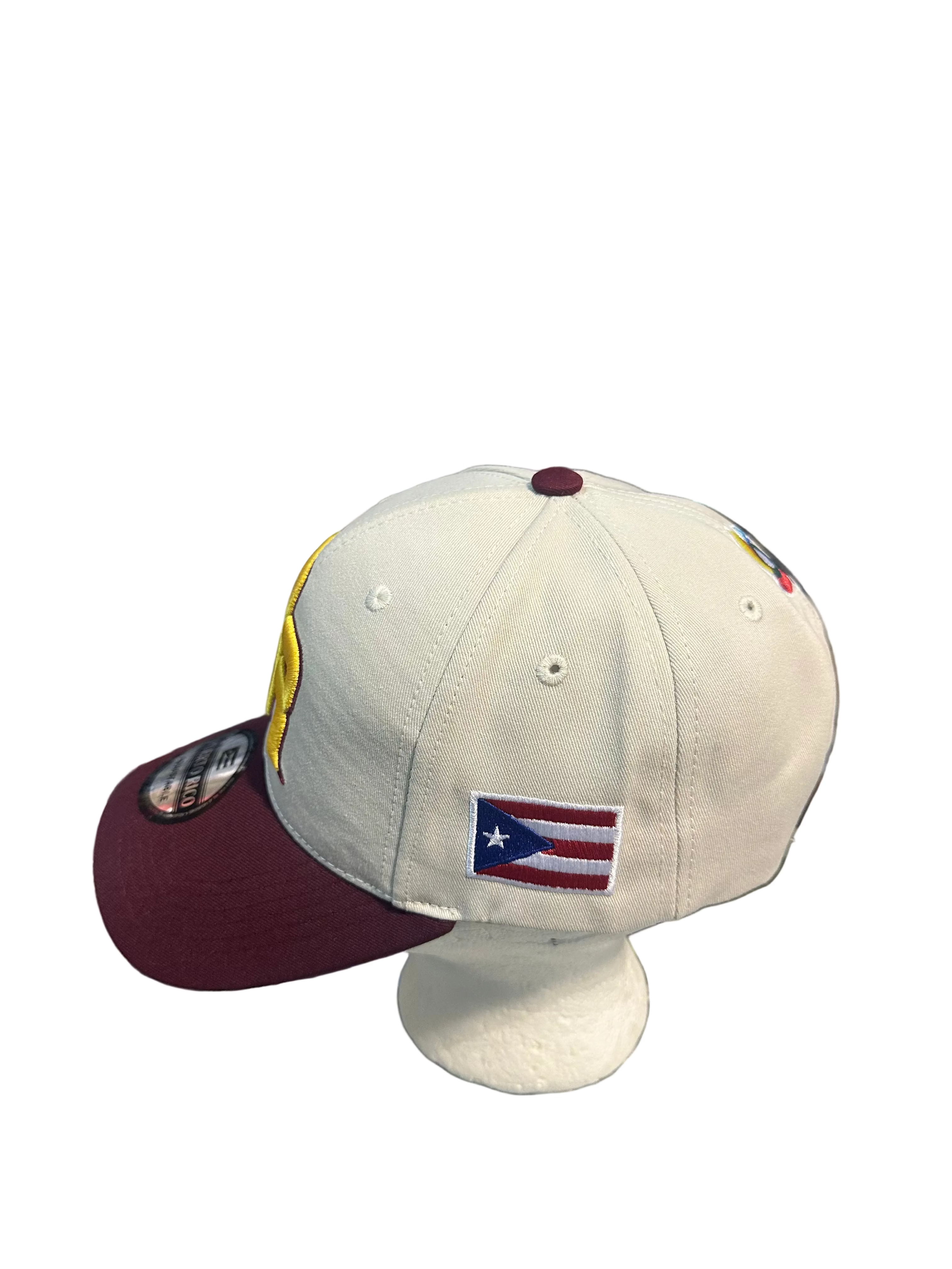 GORRA DE PUERTO RICO - BEIGE CON COLOR VINO CON LETRA AMARILLA