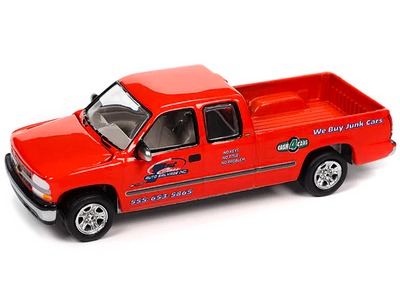 CHEVY SILVERADO 2002 A ESCALA 1/64 CON CARRETILLA DE REMOLQUE - REMOLQUE Y LLEVAR