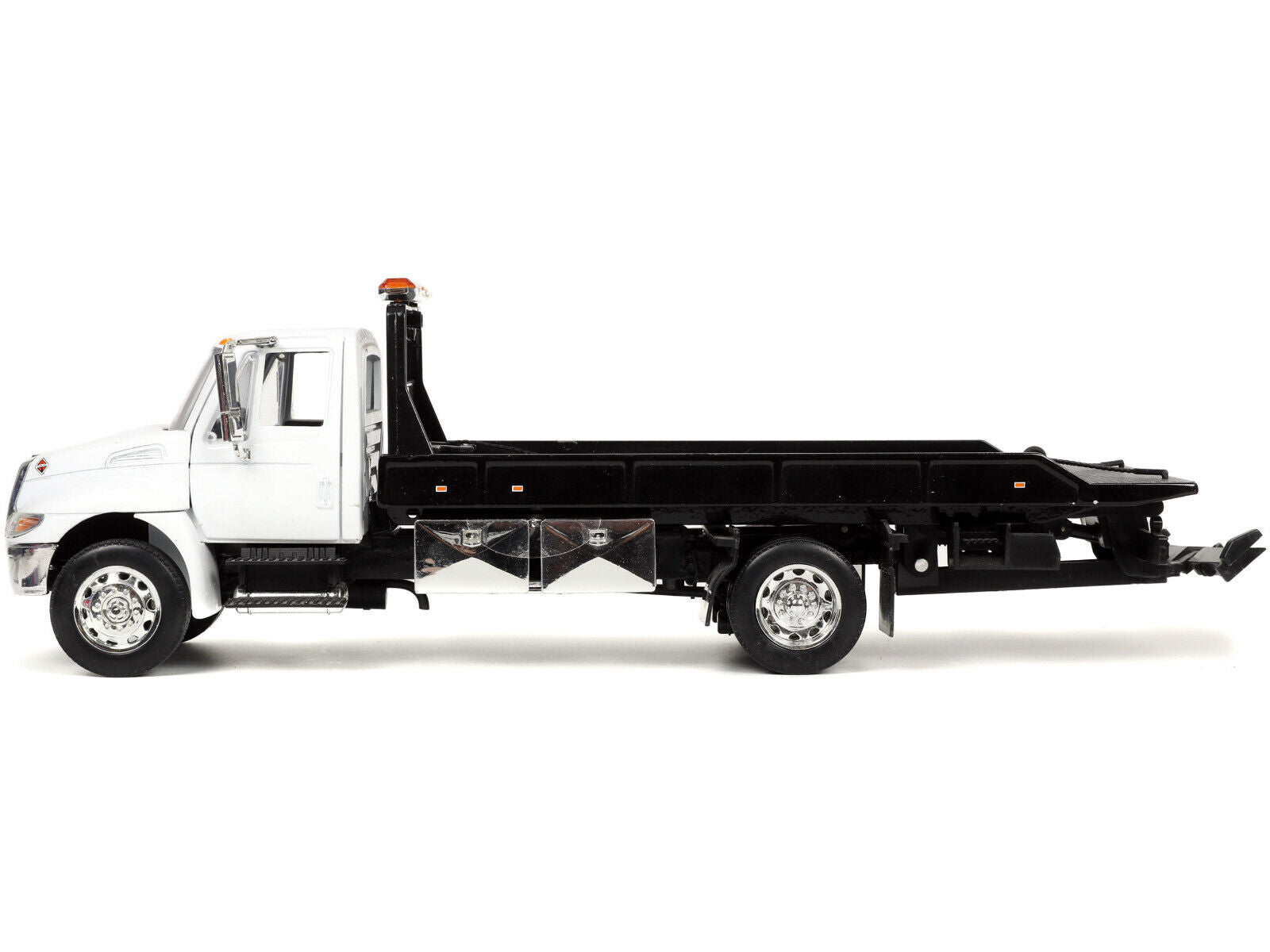 1/24 INTERNATIONAL TOW TRUCK DURASTAR 4400 FLAT BED - WHITE